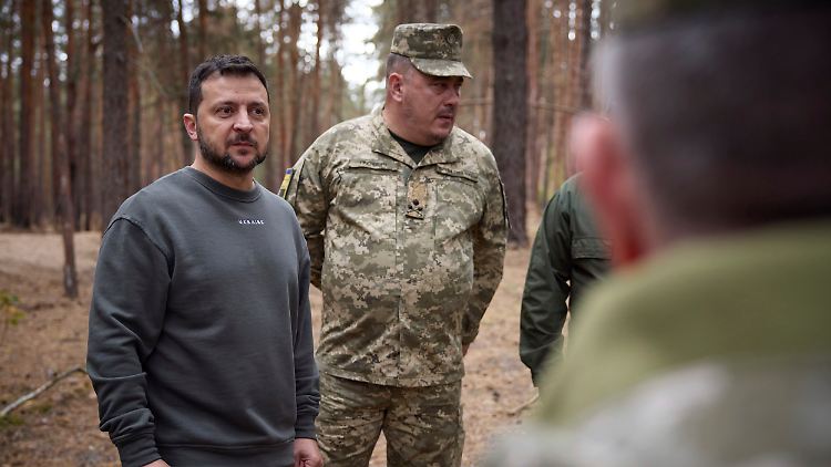 Selenskyj bei einem Truppenbesuch im Raum Kupyjansk. 