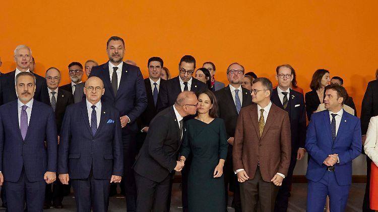 Bundesaußenministerin Baerbock drehte rasch den Kopf, um dem Kuss zu entgehen. 