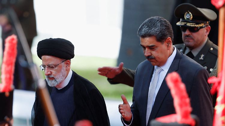 Irans Präsident Ebrahim Raisi (links) war im Juni für Staatsbesuche in der Region - hier bei Nicolás Maduro (Mitte) in Caracas.