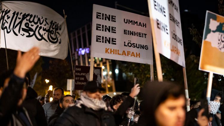 Teilnehmer einer propalästinensischen Demo in Essen fordern ganz offen die Errichtung eines Kalifats.  