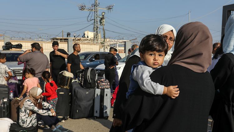 Menschen mit doppelter Staatsbürgerschaft am Grenzübergang Rafah hoffen auf eine baldige Ausreise aus dem Gazastreifen.