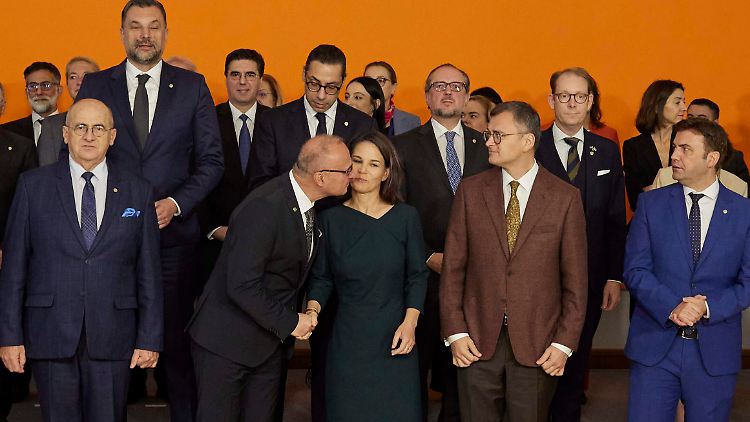 Der kroatische Außenminister Gordan Grlic Radman beteuert, dass er Baerbock nur herzlich begrüßen wollte.