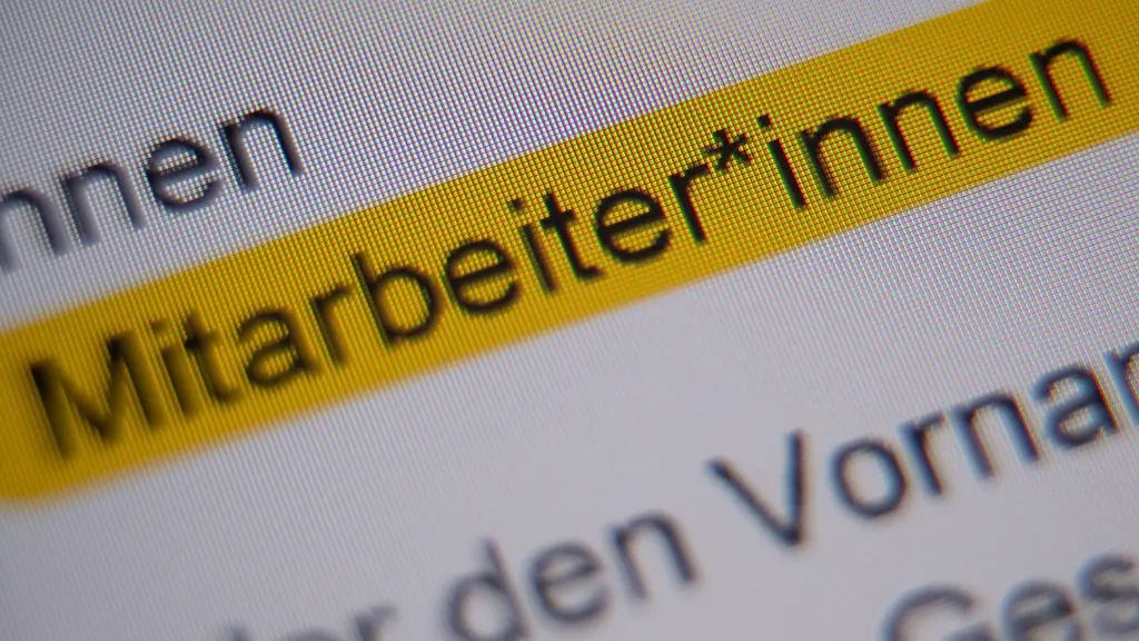 Die-Anrede-Mitarbeiter-innen-steht-in-einem-digitalen-Informationsblatt