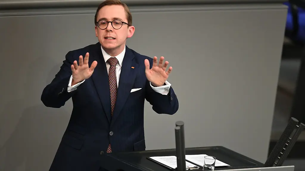 Philipp-Amthor-spricht-im-Plenum-des-Parlaments