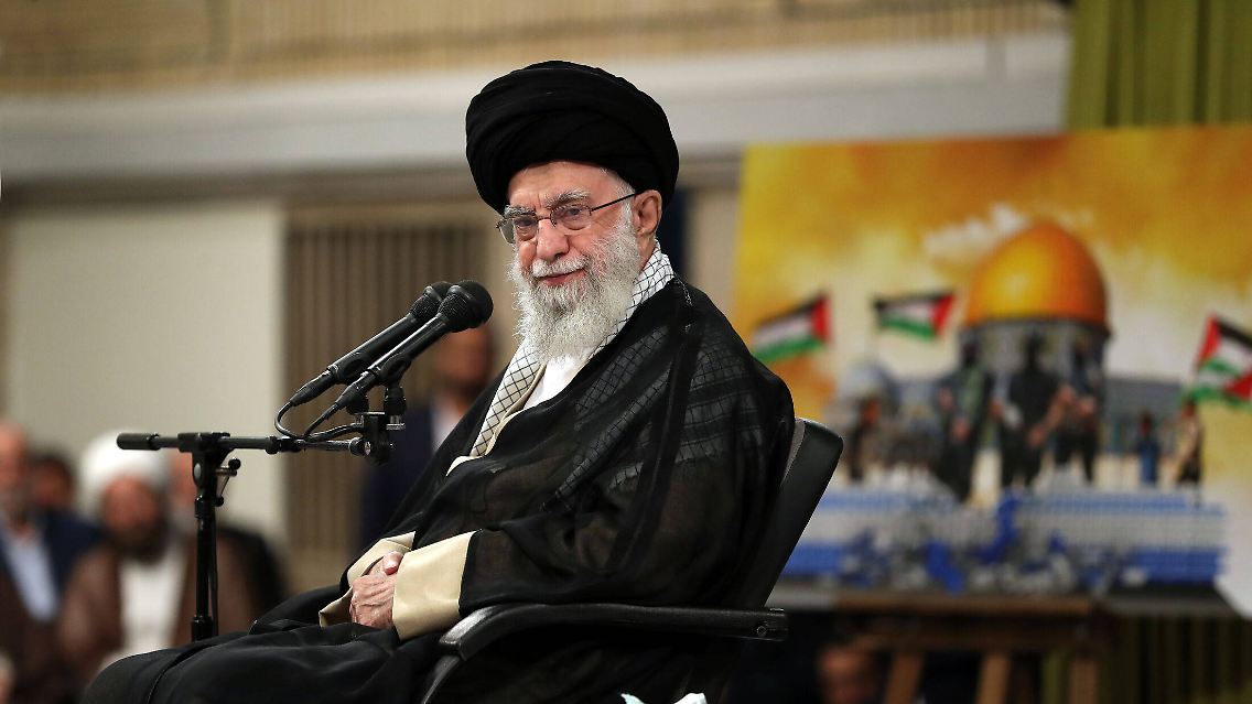 Ajatollah Ali Chamenei gilt als mächtigster Mann im Iran. Als Religionsführer hat er das letzte Wort.