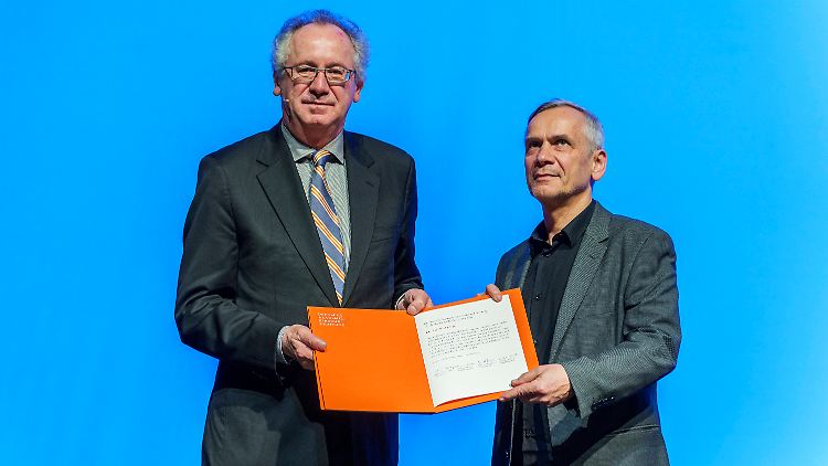 Der Präsident der Akademie für Sprache und Dichtung, Ernst Osterkamp (l.),überreicht Lutz Seiler im Staatstheater die Verleihungsurkunde.