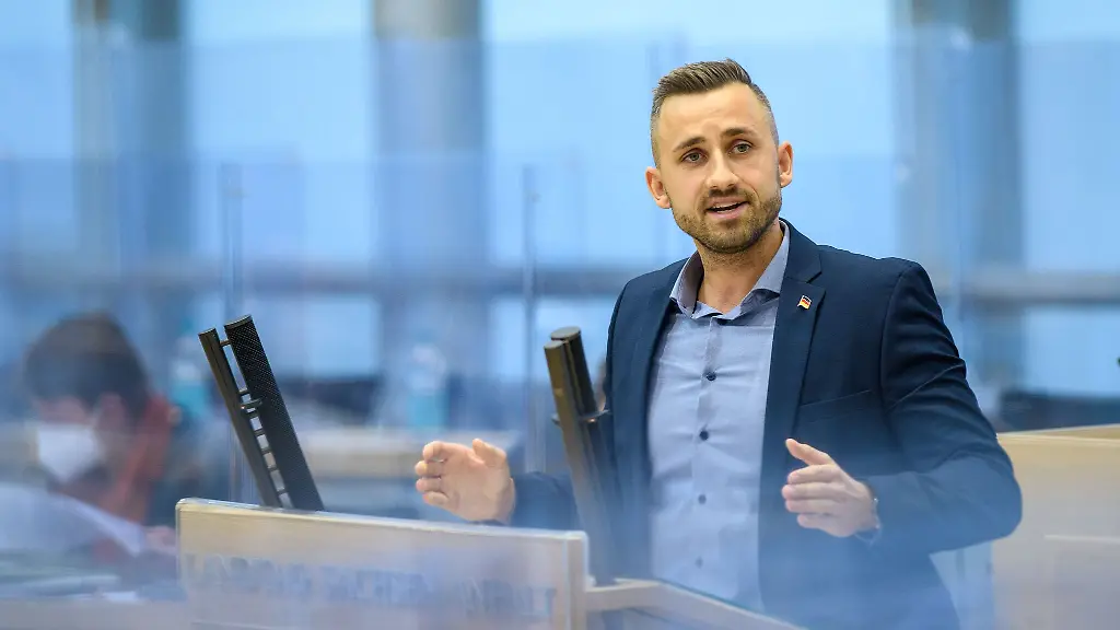 Ulrich-Siegmund-spricht-zu-den-Abgeordneten-im-Landtag