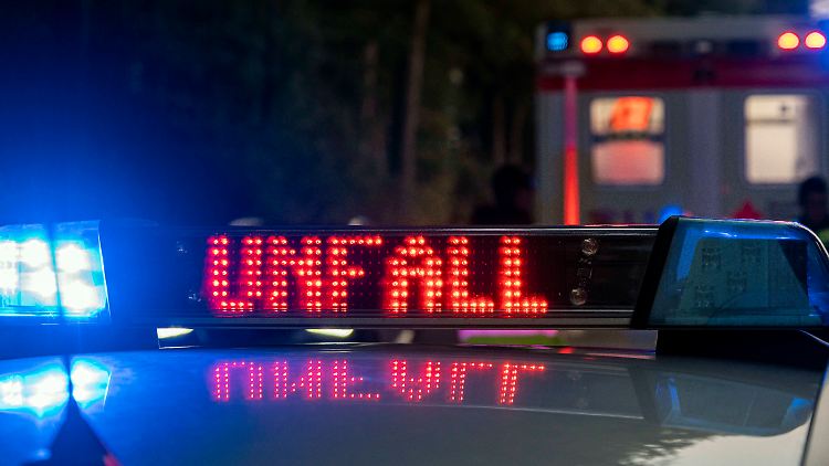 Beim Versuch der Polizei zu entkommen, baut ein Schleuser einen heftigen Unfall.