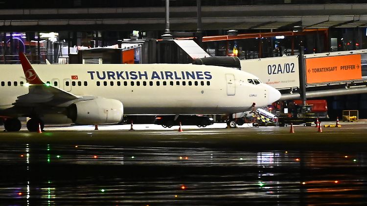 Der Geiselnehmer parkt seinen Wagen unter einer Maschine der Turkish Airlines. 