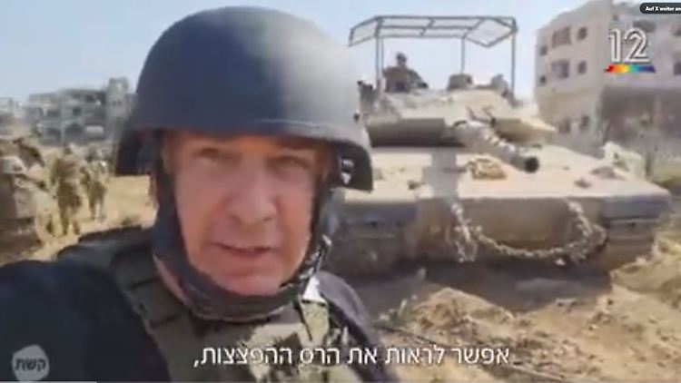 Nir Dvori vom israelischen Fernsehsender Channel 12 war unter den Reportern, die mit der Armee unterwegs waren.