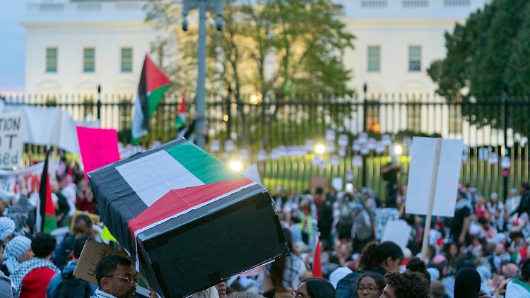 Tausende sind mit palästinensischen Fahnen in Washington auf die Straße gegangen.