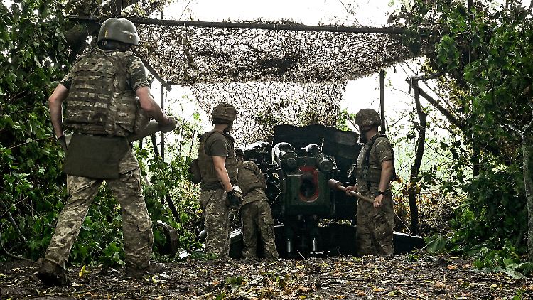 Soldaten der Artillerieeinheit der 128. Gebirgsjägerbrigade im August in der Region Saporischschja.