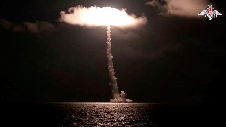Bildmaterial des russischen Verteidigungsministeriums soll den erfolgreichen Test einer mit Atomsprengköpfen ausrüstbaren Interkontinentalrakete zeigen.