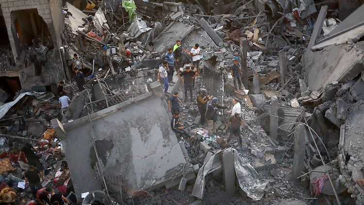 Die Nachrichtenagentur Reuters übermittelte Bilder von dem getroffenen Haus. 