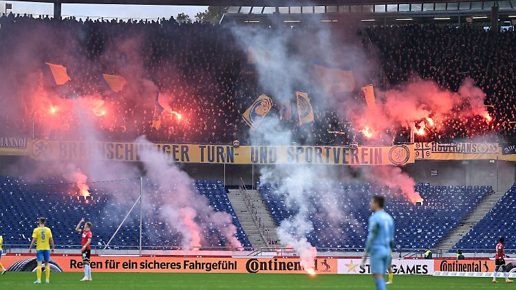 Die Braunschweig-Fans sorgten für mehrere Unterbrechnungen. 