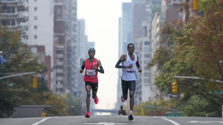 Tola (r.) setzt den Rekord in New York nun auf  2:04:58 Stunden.