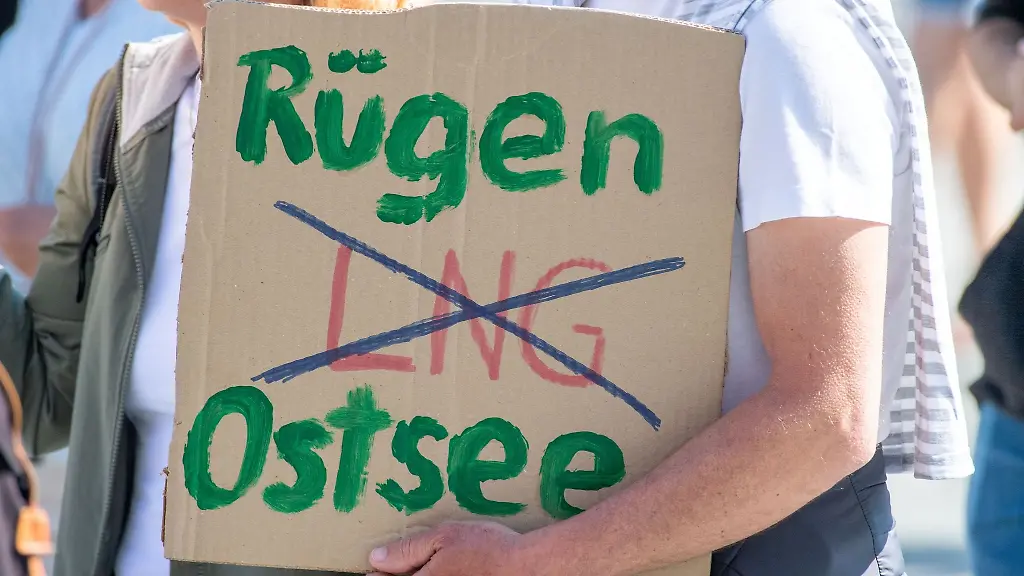 Teilnehmer-bei-einem-Protest-halten-Transparente