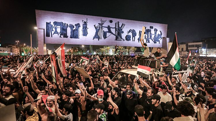 In Bagdad protestieren Anhänger des irakischen schiitischen Geistlichen al-Sadr gegen Blinkens Besuch und für die Unterstützung der Palästinenser.