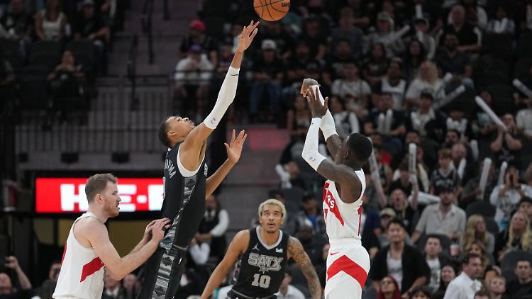 Auch wenn es anders aussieht: Dennis Schröder behielt die Oberhand gegen Victor Wembanyama.