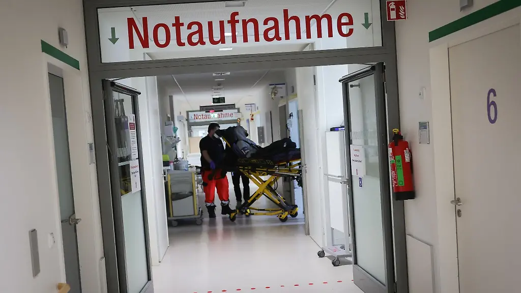 Die-Notaufnahmen-sollen-kuenftig-in-neuen-Integrierten-Notfallzentren-aufgehen-Pro-400-000-Einwohnerinnen-und-Einwohner-soll-es-laut-Gesundheitsminister-Lauterbach-ein-Zentrum-geben