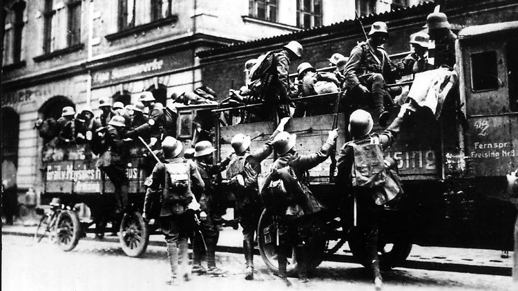 SA-Truppen aus dem Umland kommen während des Hitler-Putsches vor dem Münchner Bürgerbräukeller an.