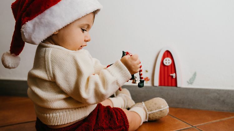 Eine Wichteltür bringt Weihnachts-Zauber in die Wohnung.