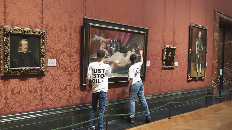 Aktivisten der Gruppe "Just Stop Oil" zerschlagen in der National Gallery in London das Sicherheitsglas des Gemäldes "Venus vor dem Spiegel".
