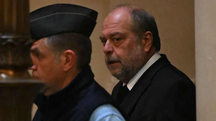 Der französische Justizminister Éric Dupond-Moretti (r.) trifft zu einer ersten Anhörung im Pariser Gericht ein.