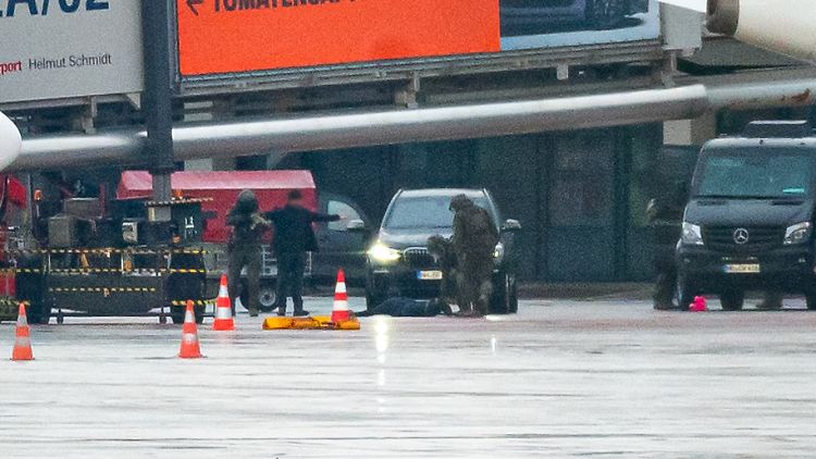 Der Entführer am Boden: Nach mehr als 18 Stunden ließ sich der Mann festnehmen.