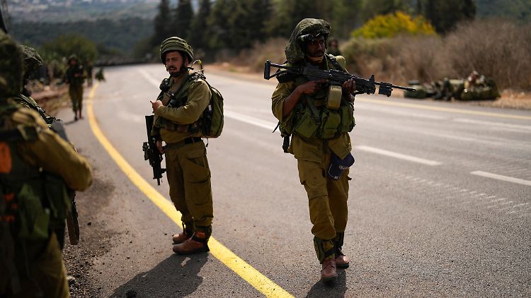 Israelische Soldaten hätten mehrfach Waffen in das Teamfahrzeug der ARD gehalten, schildern die Journalisten die Situation.