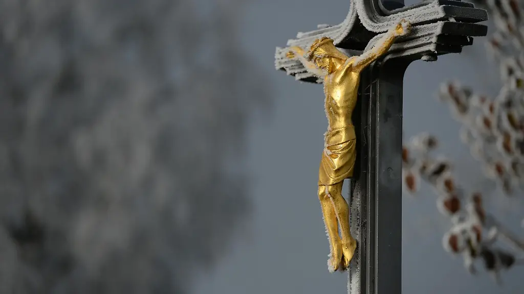 Frost-ueberzieht-ein-Wegekreuz