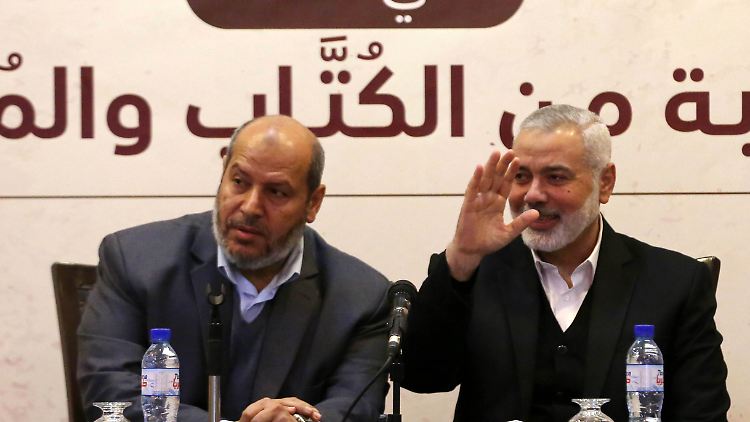 Der oberste Hamas-Chef Ismail Haniyeh (r.) hat den Gazastreifen längst verlassen - und führt ein Leben im Luxus.