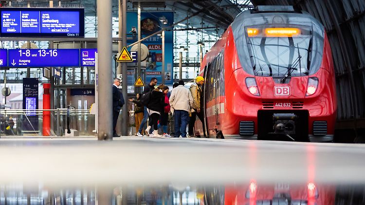 Für monatlich 49 Euro per Nahverkehr quer durch Deutschland - in Zukunft dürfte das Modell teurer werden.