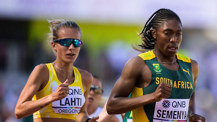Caster Semenya (r.) bei der WM 2022.