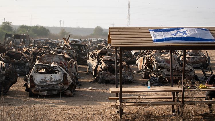 Verbrannte Fahrzeuge, die am 7. Oktober bei dem Überraschungsangriff der Hamas zerstört wurden, außerhalb der Stadt Netivot im Süden Israels. 