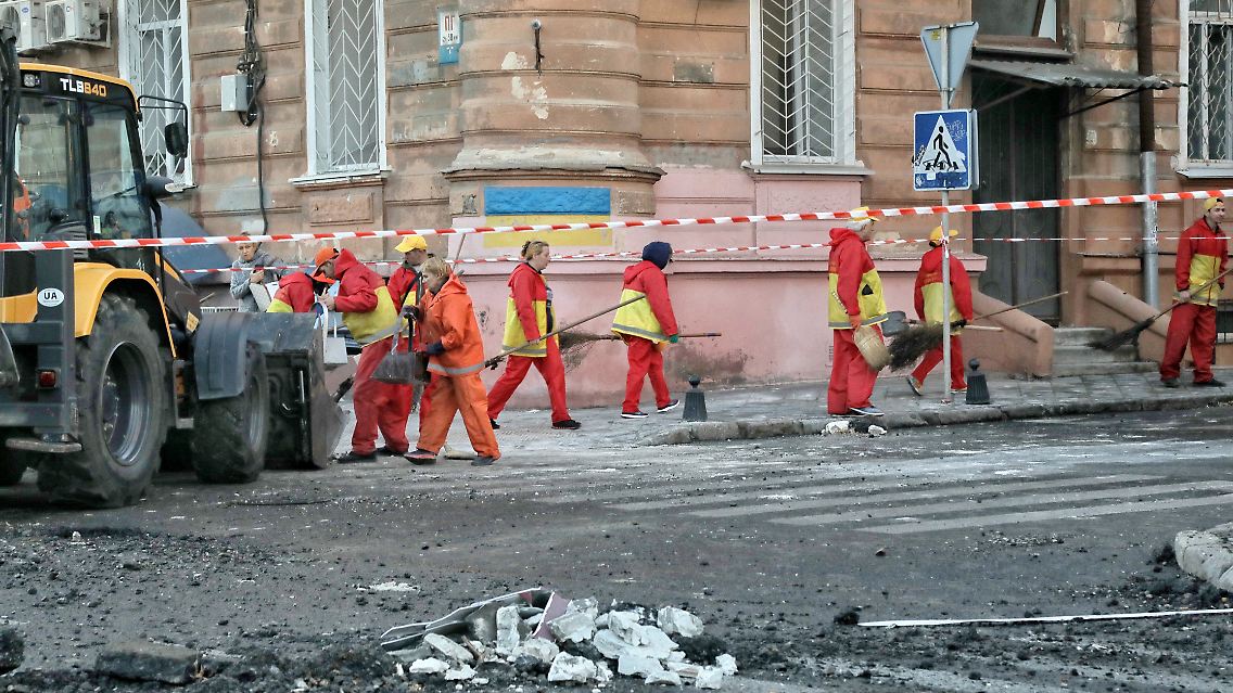 Städtische Mitarbeitende kümmern sich am Montag ...
