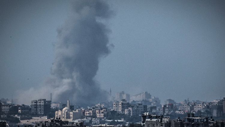 Mit Luftanschlägen und Bodenoffensiven greift Israel die Hamas-Terroristen im Gazastreifen an. Gebäude und Zivilisten fallen den Angriffen dabei ebenfalls zum Opfer.