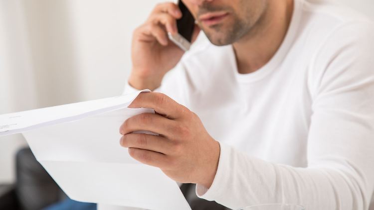 Erhalten Arbeitnehmer eine Abmahnung, sollten sie eine Gegendarstellung für die Personalakte verfassen und rechtlichen Rat einholen.
