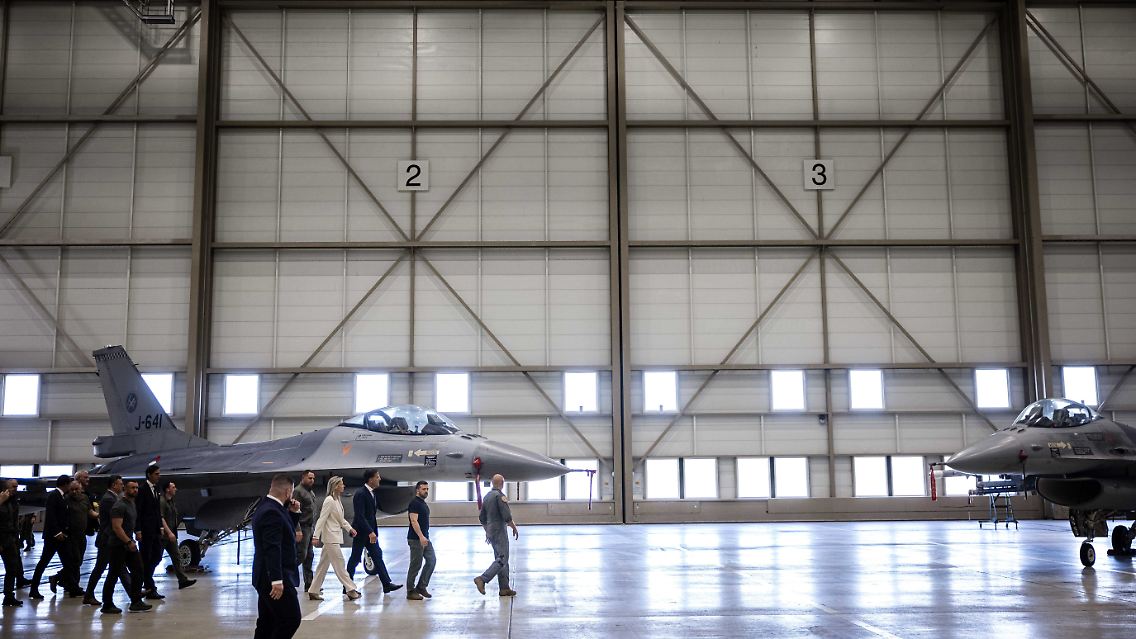 Diese F16-Jets stehen in einem Hangar im niederländischen Eindhoven. Der ukrainische Präsident Selenskyj hatte den Luftwaffenstützpunkt im August besucht.