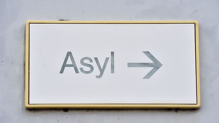 Ein Schild mit der Aufschrift "Asyl" hängt an einer Wand.