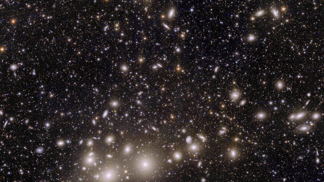 Dieses Bild zeigt 1000 Galaxien, die zum Perseushaufen gehören, und mehr als 100.000 weitere Galaxien in größerer Entfernung im Hintergrund, die jeweils bis zu Hunderte Milliarden von Sternen enthalten.