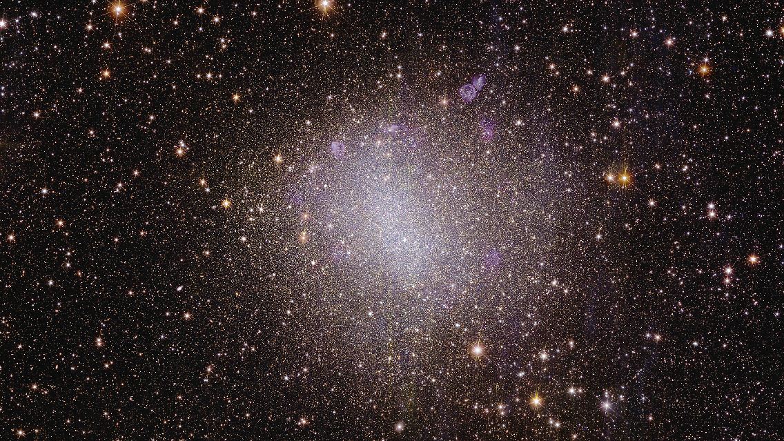 Die meisten Galaxien in der Frühzeit des Universums sehen nicht wie die typische saubere Spirale aus, sondern sind unregelmäßig und klein. Sie sind die Bausteine für größere Galaxien wie unsere eigene.