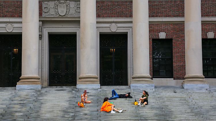 Ein mutmaßliches Zulassungsverfahren der Elite-Universität Harvard ist die "Z-Liste", die laut Ivy Coach jedes Jahr etwa 60 Bewerber listet.