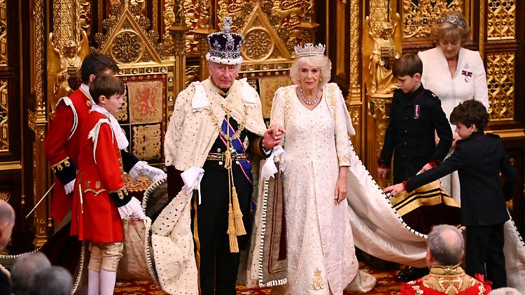 Charles III. wurde von seiner Frau, Queen Camilla, ins Parlament begleitet.