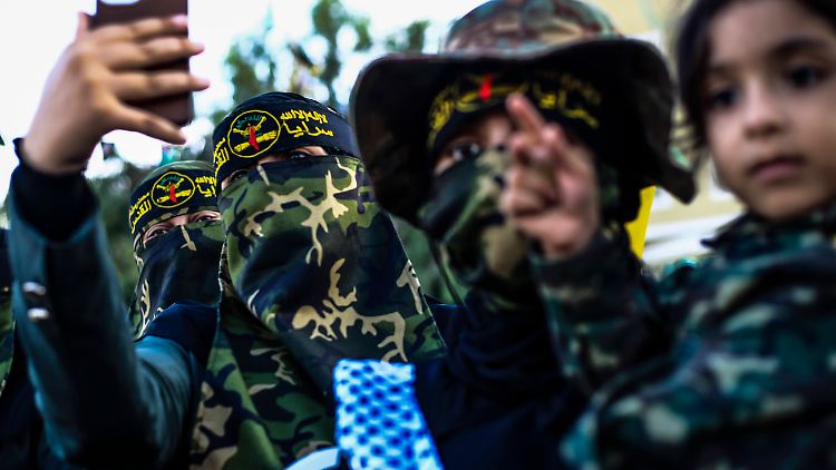 Einen Tag vor dem Hamas-Massaker begehen Al-Quds-Brigaden den 36. Jahrestag der Gründung des Palästinensischen Islamischen Dschihad. Anhänger bei der Kundgebung am 6. Oktober in Gaza-Stadt.