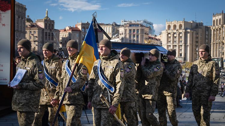 Ukraine im Kriegs- und nicht im Wahlmodus: Soldaten halten am Dienstag in Kiew eine Beerdigungszeremonie ab.