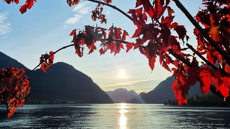 Daten signalisieren eine beschleunigte Veränderung des Klimas: Frühherbst am Ufer des Grundlsees in der Steiermark.