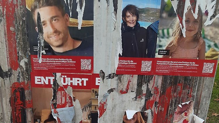 Die Plakate erinnern an das Massaker der Islamisten am 7. Oktober in Israel.
