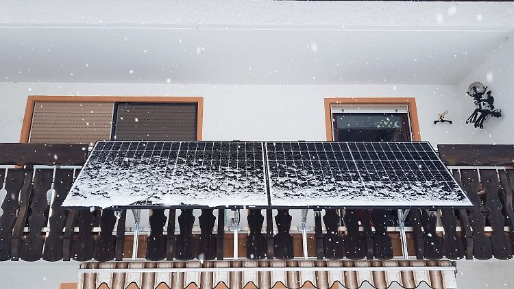 Schnee und Laub können den Ertrag eines Balkonkraftwerks im Winter verringern. Die Panels sollten daher immer sauber sein.
