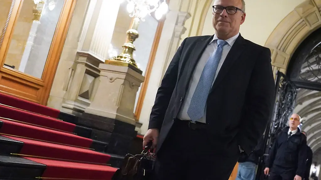 Ties-Rabe-SPD-bisheriger-Senator-fuer-Schule-und-Berufsbildung-in-Hamburg-geht-im-Rathaus-zur-SPD-Fraktionssitzung